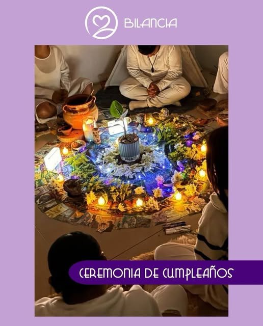 Ceremonia de cumpleaños en círculo con velas y flores